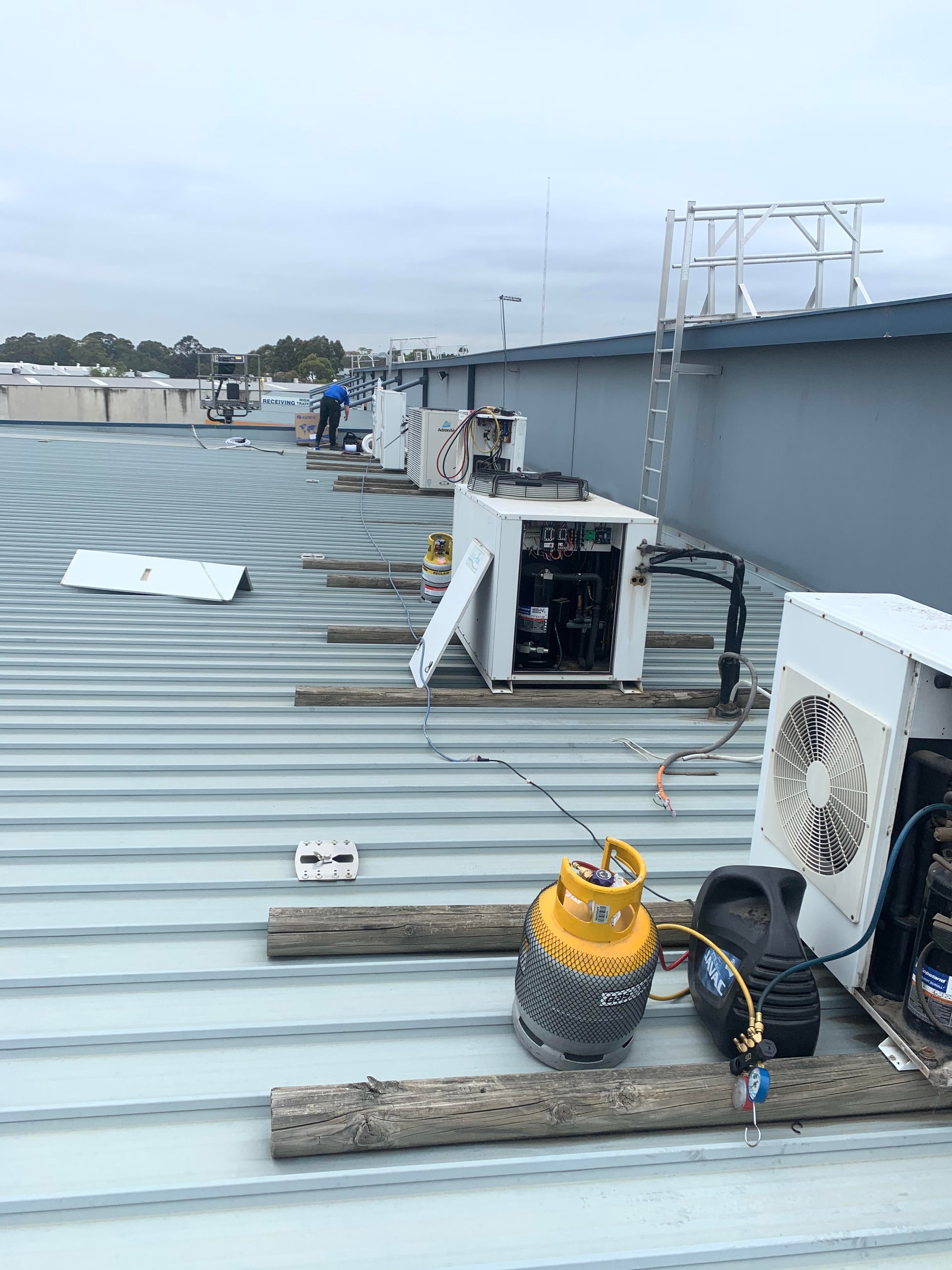Emergency AC repair technician